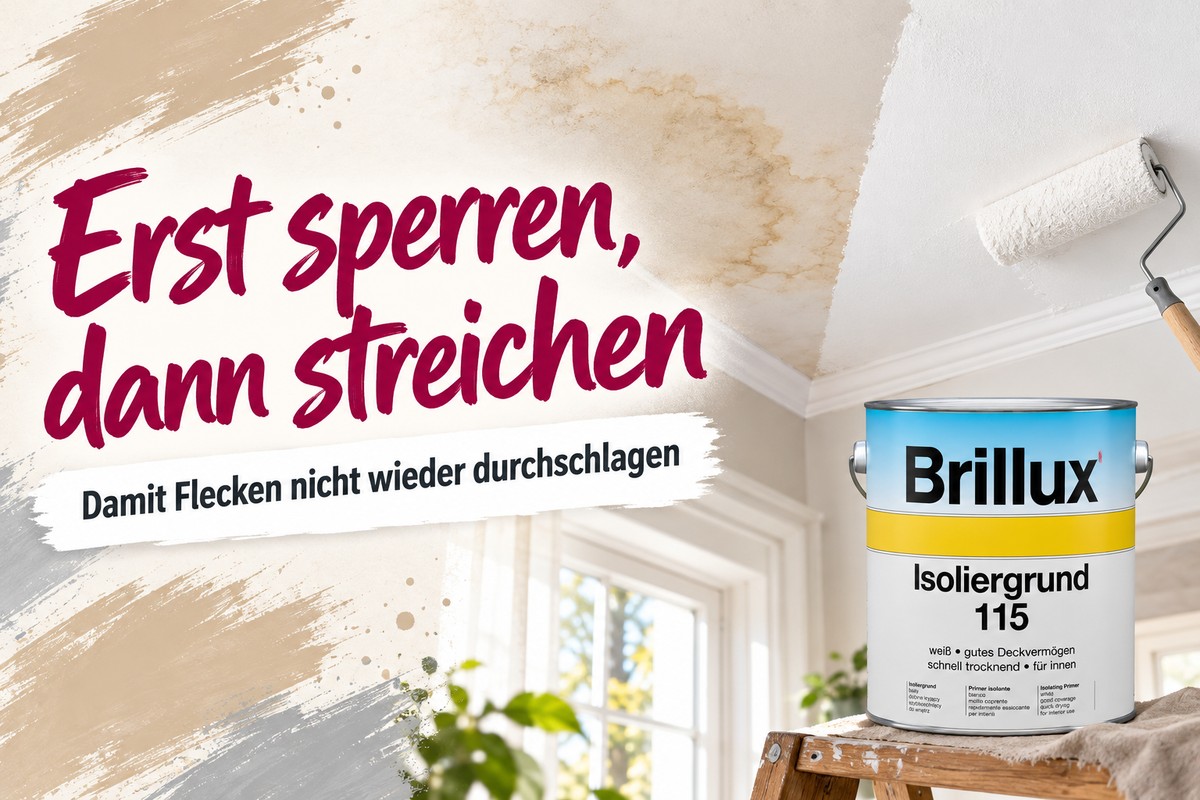 Decke mit Wasserfleck neben frisch weiß gestrichener Fläche und einem Eimer Brillux Isoliergrund 115, Schriftzug Erst sperren, dann streichen